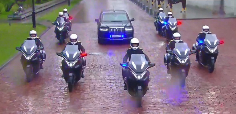Девять новейших мотоциклов Aurus Merlon сопровождали новый Aurus Senat Владимира Путина в ходе церемонии инаугурации